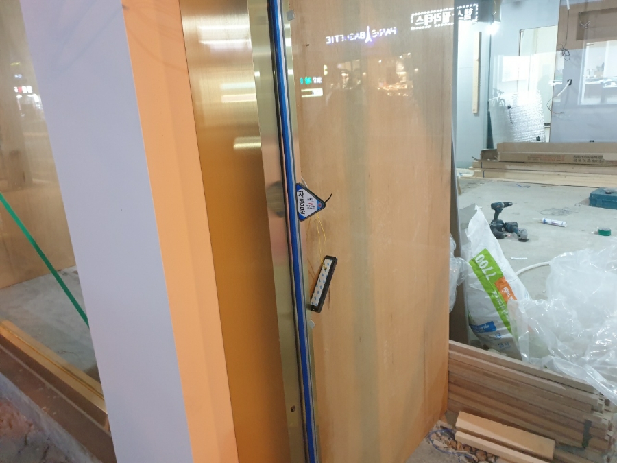 문 끼임 사고를 방지하는 자동문 안전센서