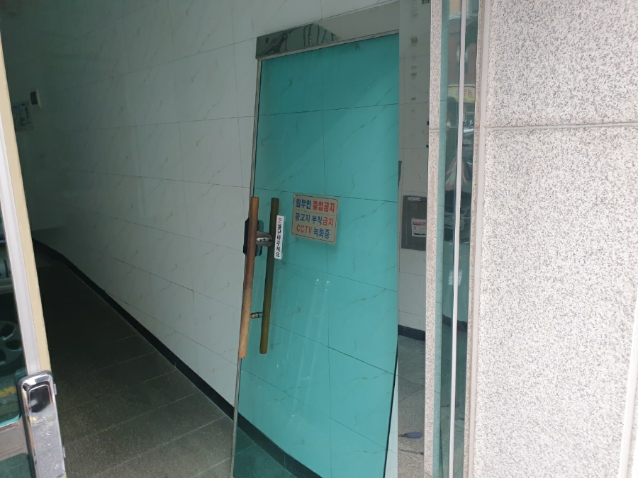김포시 풍무동 빌라 출입문 강화도어 수리 - 덜컹거리는 유리문 상놋트 용접으로 해결한 후기 덜컹거리고 불안정한 강화도어 상태