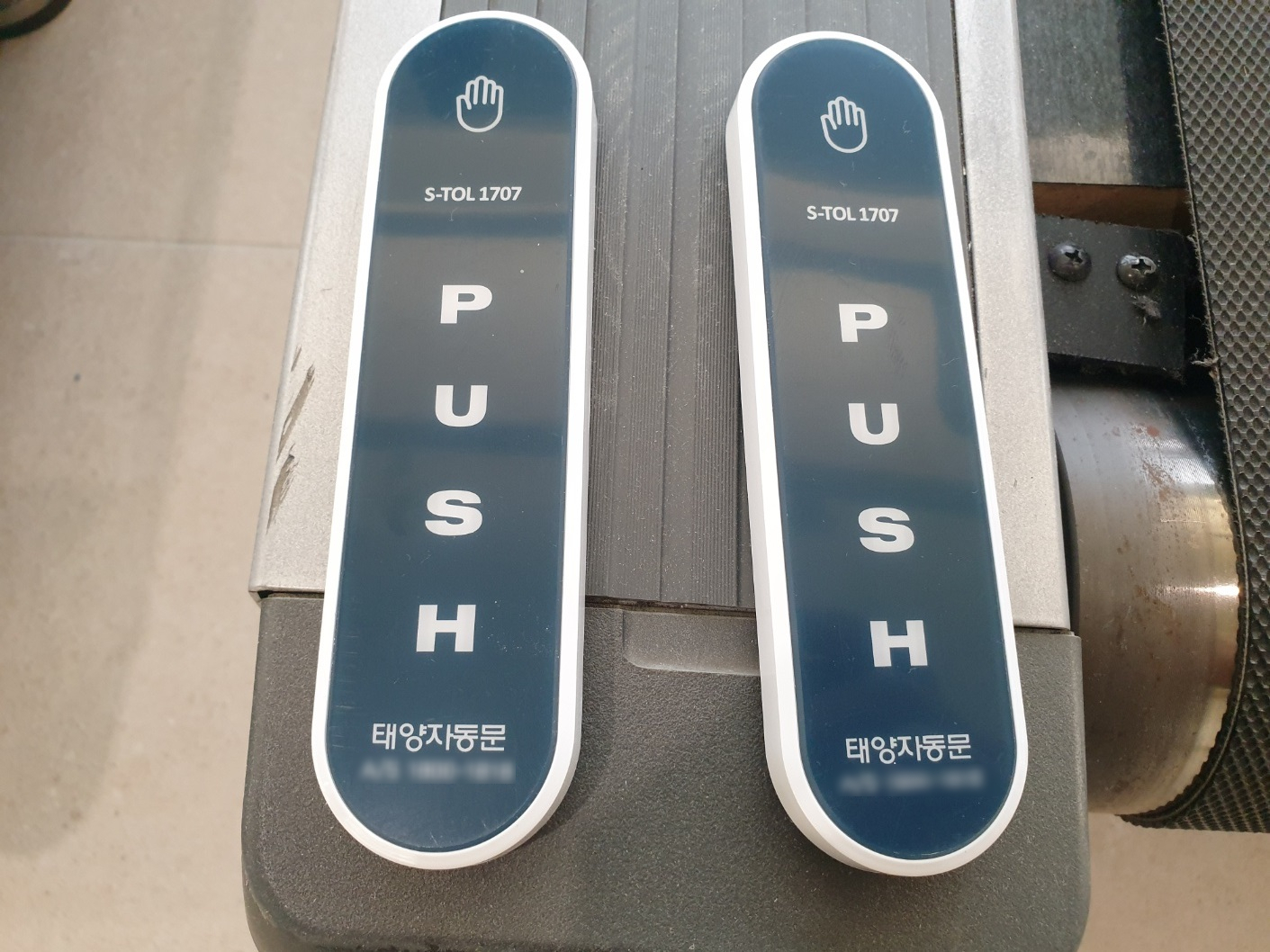 양쪽에 하나씩 총 2개가 설치되는 자동문 안전 센서
