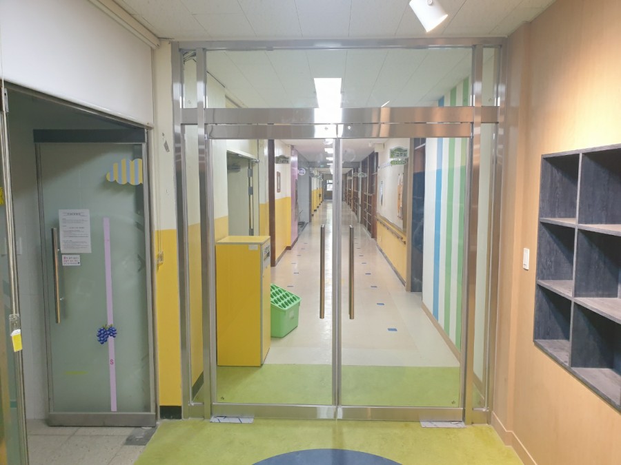 일산 고양시 덕양구 고양동 초등학교 강화도어 설치, 어린이 안전 손보호대까지 시공 후기 디자인을 맞춰 시공된 초등학교 강화도어