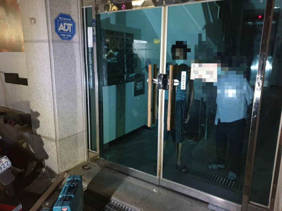 김포 풍무동 빌라 출입문 강화도어 설치, 낡은 힌지 교체로 번호키 잠김 문제 해결 후기 수리 후 완벽하게 아귀가 맞아 번호키가 잘 작동하는 모습