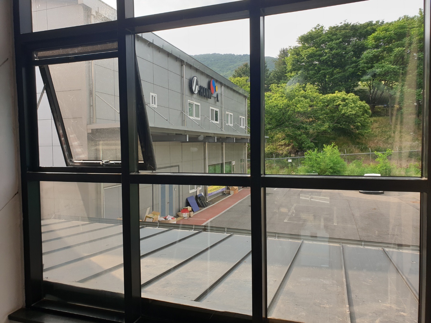 고양 카페 자동문 교체, 모터 없는 기계에 새 생명을 (강서구 출장 후기) 깔끔하게 마감된 실리콘 확대 사진