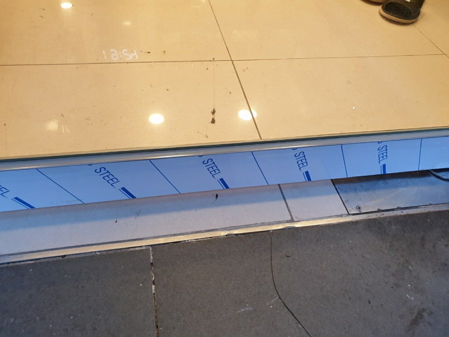 새로 설치된 강화도어 하단 H바의 깔끔한 마감