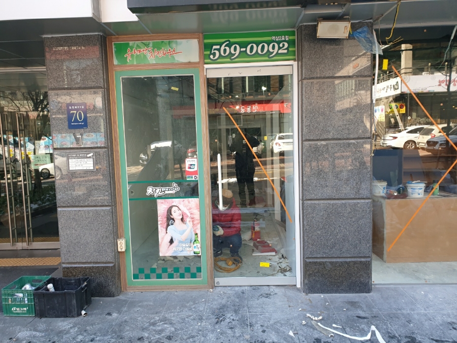 김포 장기동 상가 전면 강화도어 유리문 신규 설치, 깔끔한 유리 시공 후기 깔끔한 백색 강화도어 손잡이