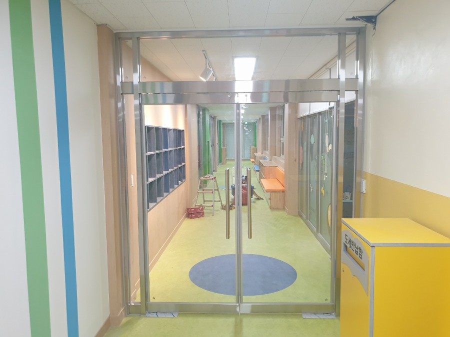 일산 고양시 덕양구 고양동 초등학교 강화도어 설치, 어린이 안전 손보호대까지 시공 후기 깔끔하게 완성된 고양시 초등학교 유리문