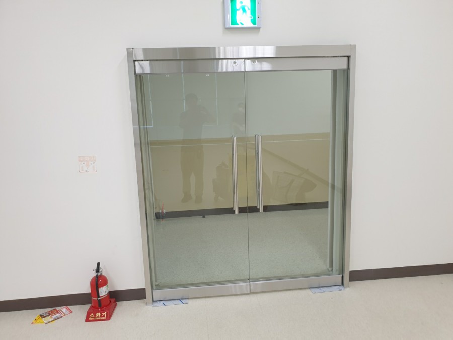 김포 구래동 지식산업센터 방화문 안쪽 강화도어 유리문 신규설치 , 답답한 방화문을 투명한 양개도어로 시공 후기 사무실 내부에서 바라본 강화유리문 시공 완료 모습