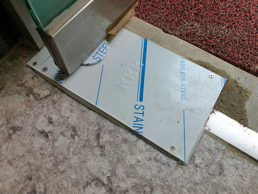 힌지 주변을 시멘트로 깔끔하게 마감한 현장