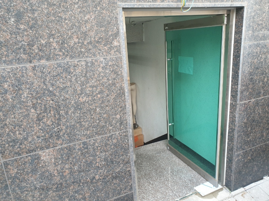 새롭게 교체된 깔끔한 힌지 커버 플레이트