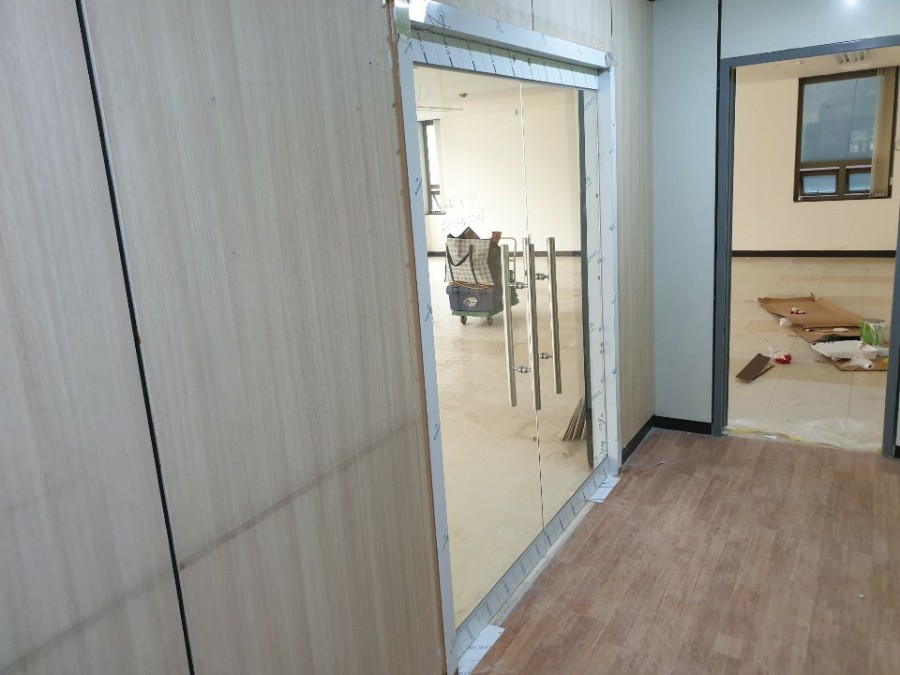 일산 정발산동 상가 재활센터 강화도어 설치, 양개형 유리문 신규 시공 후기 비스듬한 각도에서 본 강화도어 설치 완료 모습