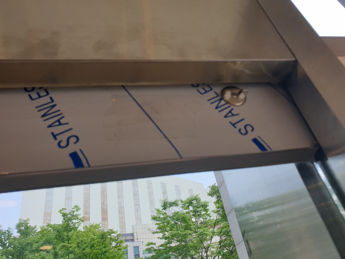 서울 성동구 복지관 자동문 수리 비용, 낡은 기계 전체 교체 후기 손이 닿기 쉬운 위치에 설치한 전원 스위치