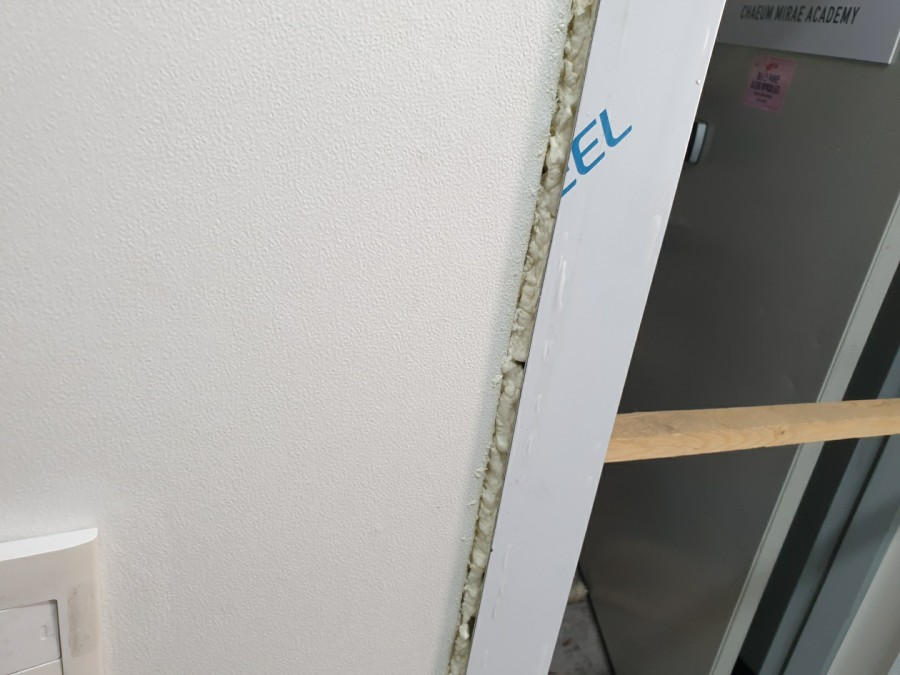 문틀과 벽 사이를 우레탄폼으로 꼼꼼히 채우는 과정