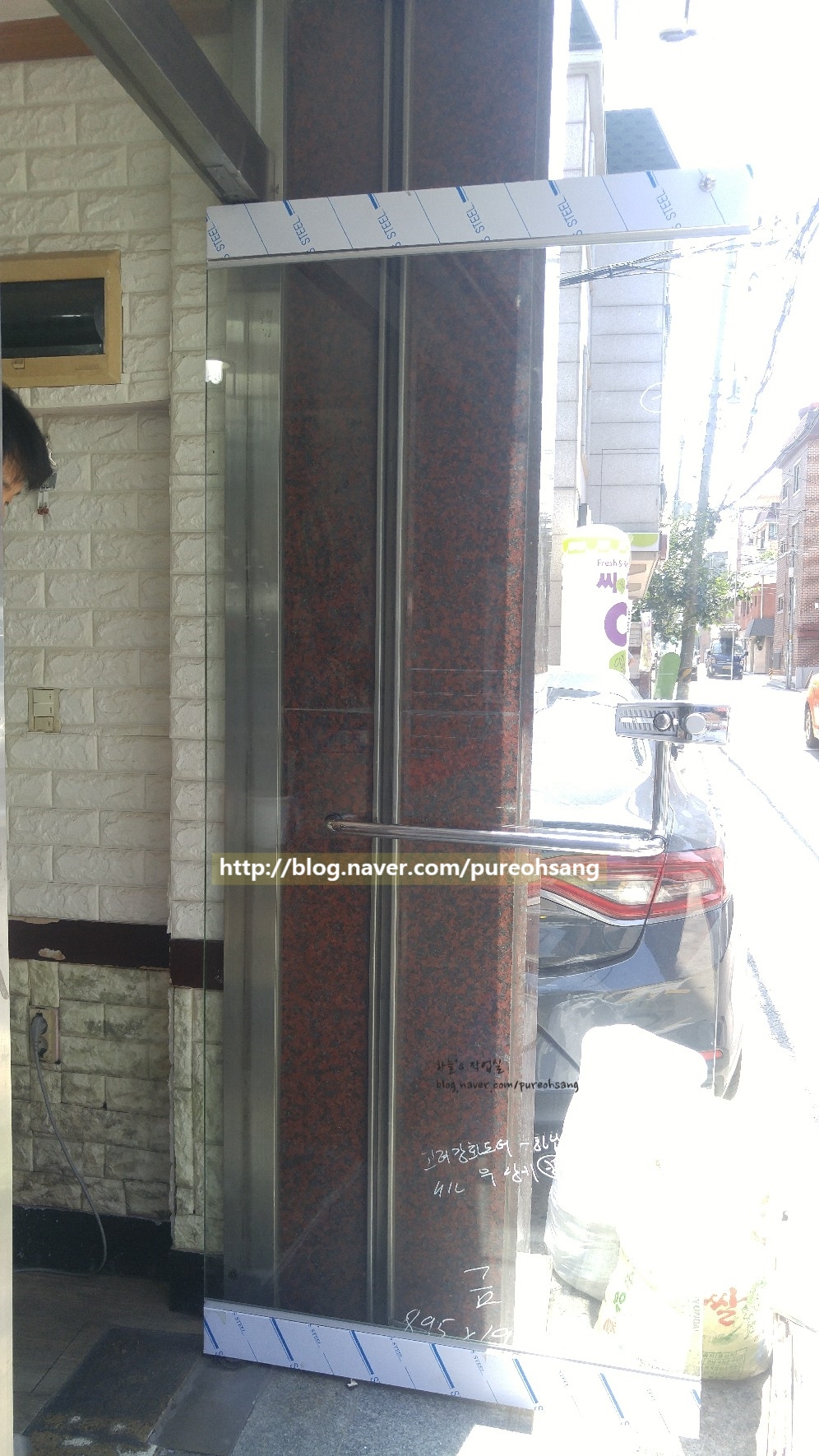 일산 정발산동 상가 강화도어 파손 긴급 교체 시공 후기 일산 정발산동 미용실에 새 강화도어 설치가 완료된 모습