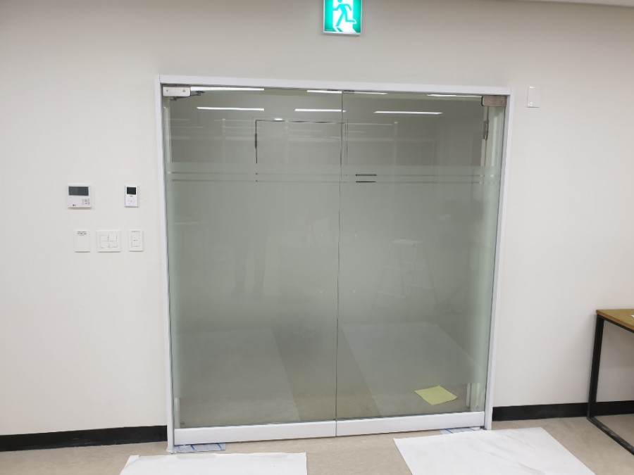 인천 서구 원당동 상가 출입문, 기존 방화문에 강화도어 추가 시공 후기 외부에서 본 상부 스톱바 설치 모습
