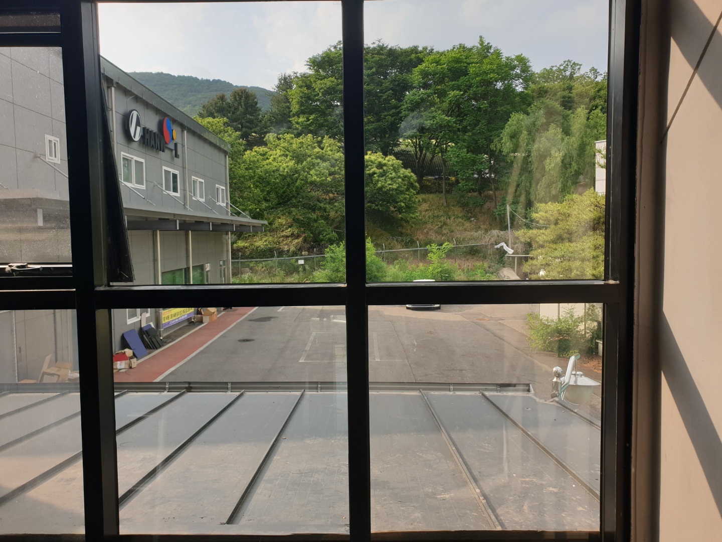 고양 카페 자동문 교체, 모터 없는 기계에 새 생명을 (강서구 출장 후기) 유리 틈새를 실리콘으로 마감하는 과정