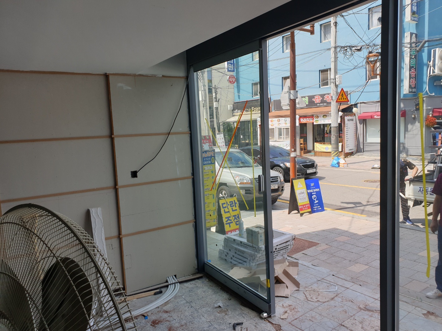 자동문 설치 후 내부에서 본 모습