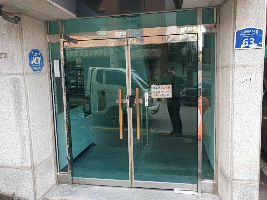 김포시 풍무동 빌라 출입문 강화도어 수리 - 덜컹거리는 유리문 상놋트 용접으로 해결한 후기 수리가 완료되어 다시 설치된 강화도어