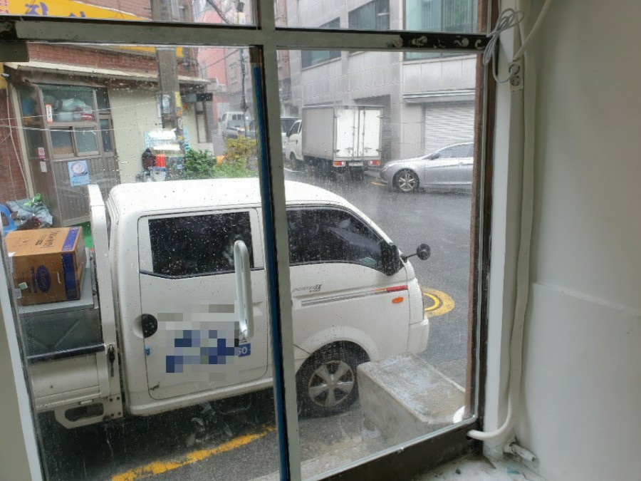하부 보조키 잠금장치 구멍과 먼지마개