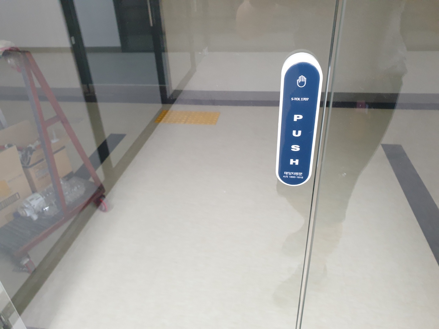 김포 디원시티 자동문 신규 설치 및 파티션 유리 시공 후기 검은색 프레임의 유리 파티션 시공 모습