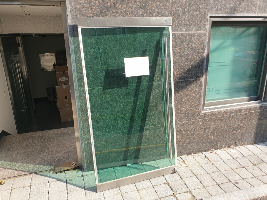 힌지 교체를 위해 분리된 강화도어