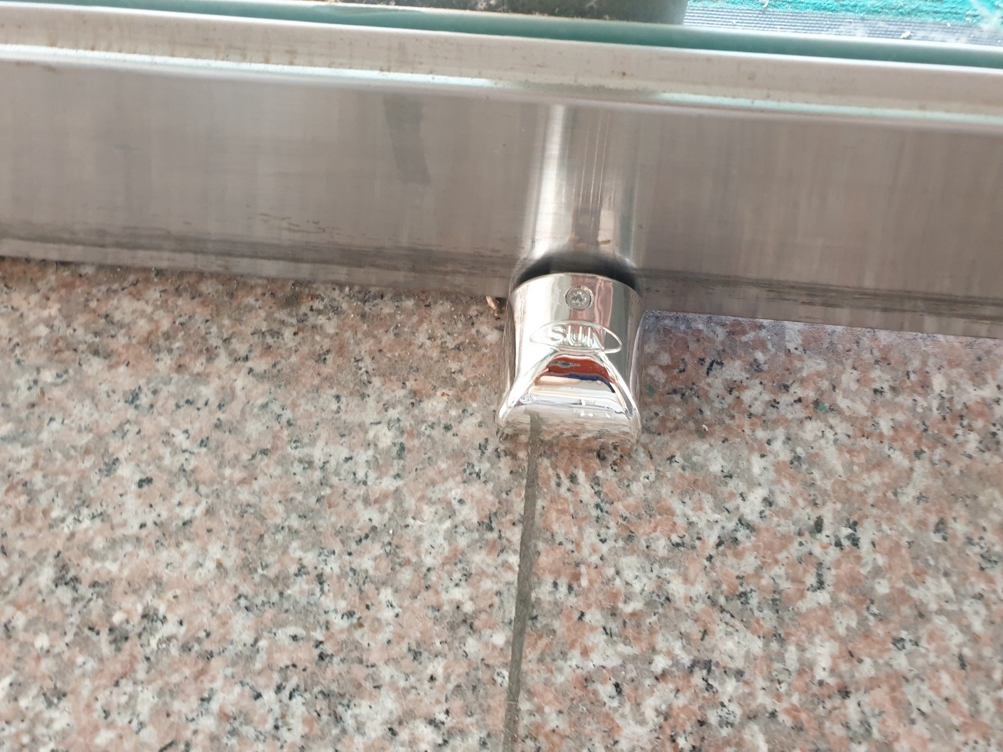 꼼꼼하게 설치된 자동문 안전 빔 센서