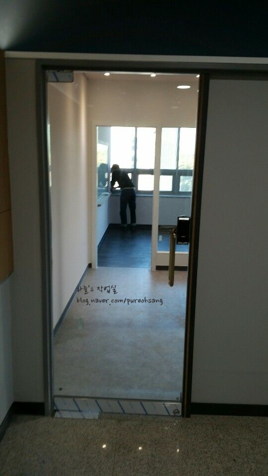 일산 강화도어 하부 H바와 힌지 시공 완료 모습
