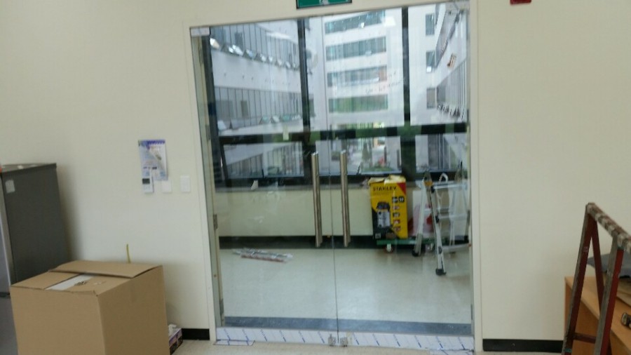 내부에서 바라본 시공 완료된 강화유리문