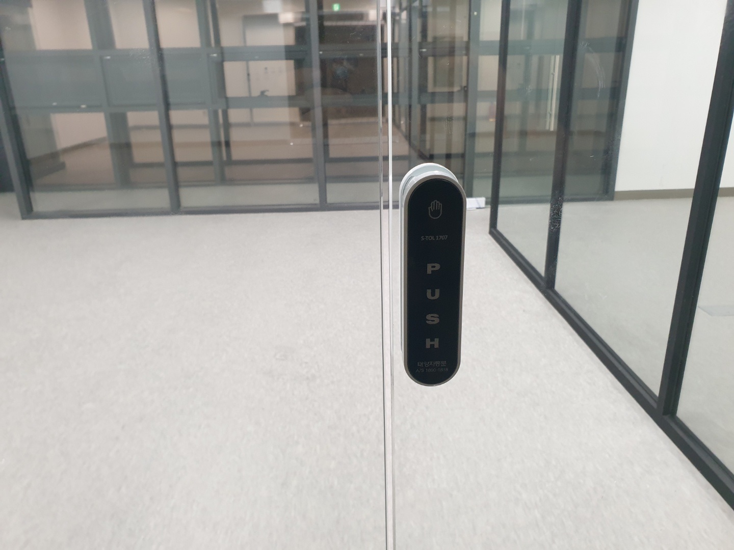 김포 디원시티 자동문 신규 설치 및 파티션 유리 시공 후기 깔끔하게 분리된 상가 내부 공간
