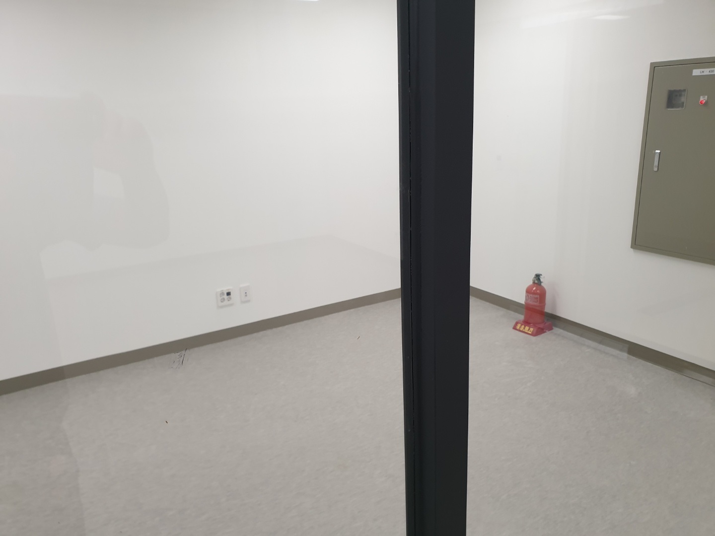 김포 디원시티 자동문 신규 설치 및 파티션 유리 시공 후기 방화문을 닫은 상태의 자동문 내부 모습