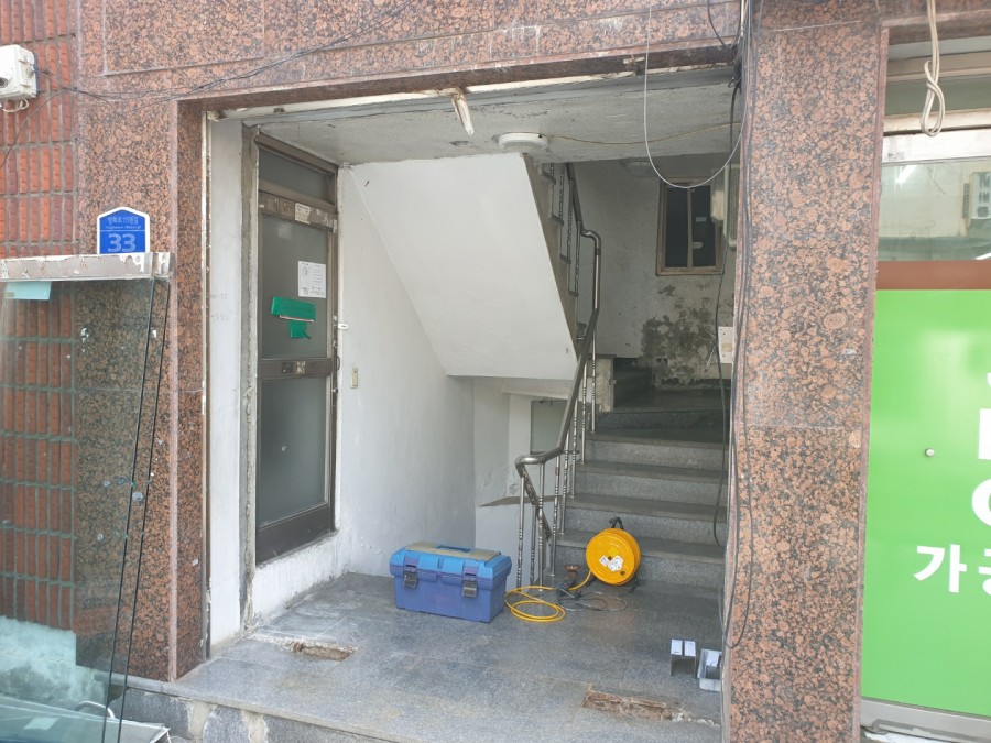 강화도어 철거가 완료된 고양시 빌라 현관 입구