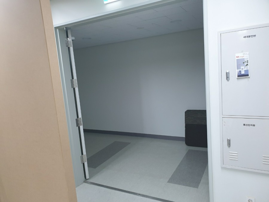 일산 문봉동 방화문 내부 강화도어 신규 시공 (검단 강화도어 수리 전문) 강화도어 설치를 위해 준비 중인 현장 내부