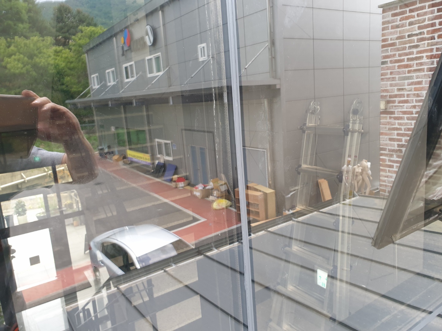 고양 카페 자동문 교체, 모터 없는 기계에 새 생명을 (강서구 출장 후기) 내부에서 외부를 바라본 모습, 투명유리처럼 깨끗합니다