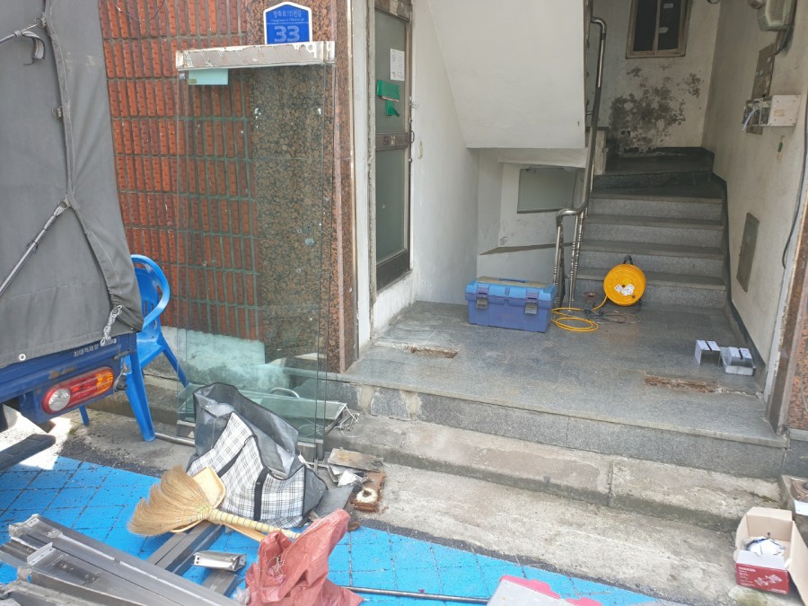 일산 고양시 덕양구 빌라 출입문 강화도어 교체, 낡은 출입문 전체 시공 후기 새로운 강화도어 프레임 시공 준비