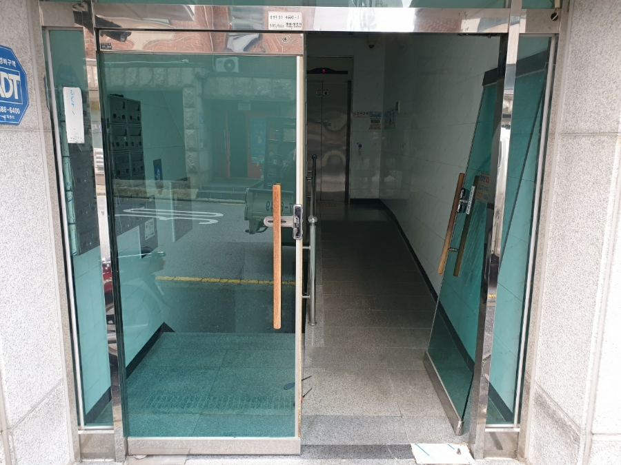 김포시 풍무동 빌라 출입문 강화도어 수리 - 덜컹거리는 유리문 상놋트 용접으로 해결한 후기 김포 풍무동 상가 강화도어 수리 전 모습
