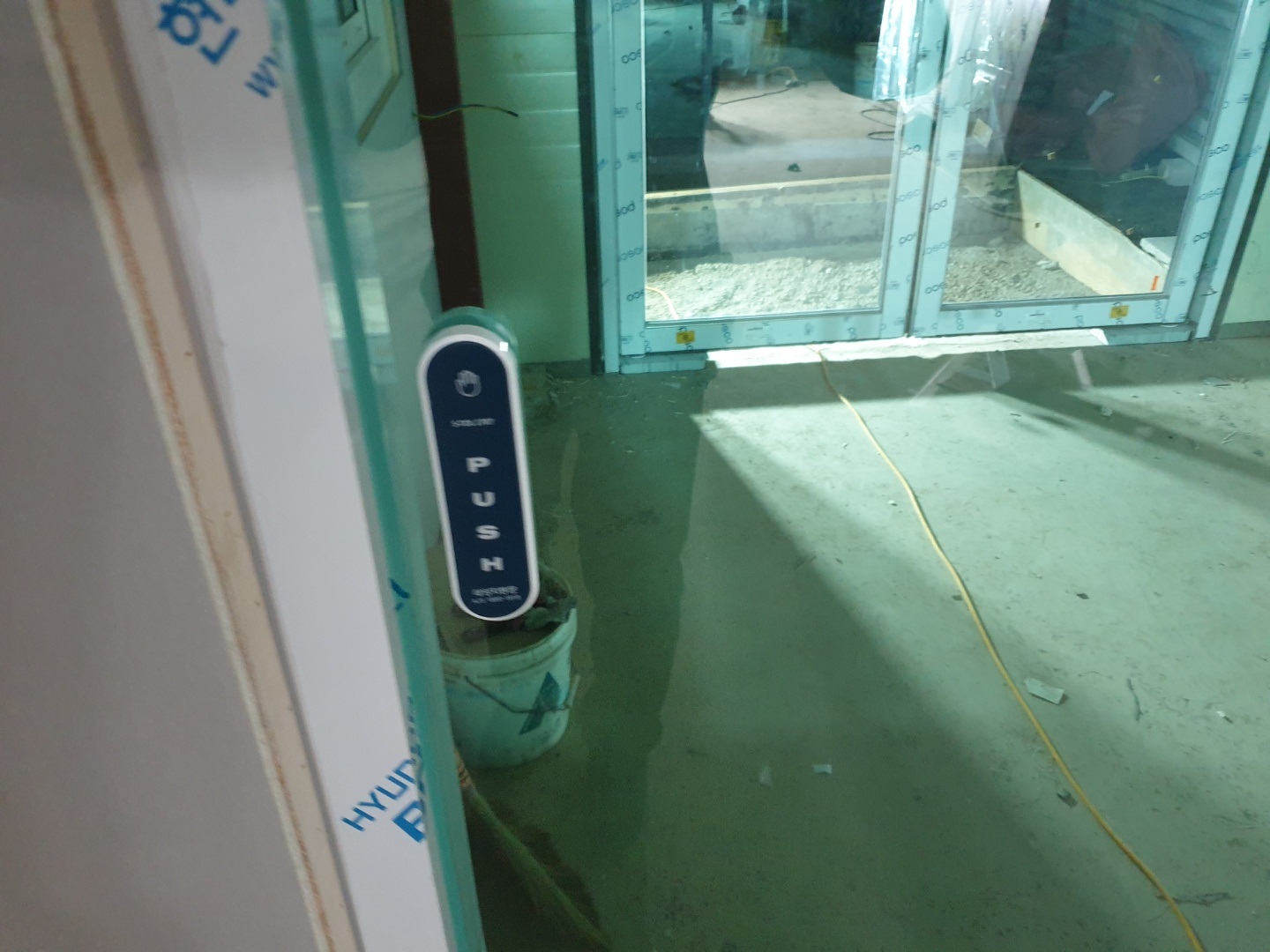 일산 정발산동 신축 상가 자동문 신규 설치 후기 (그린유리 시공) 내외부에 설치된 자동문 터치 버튼