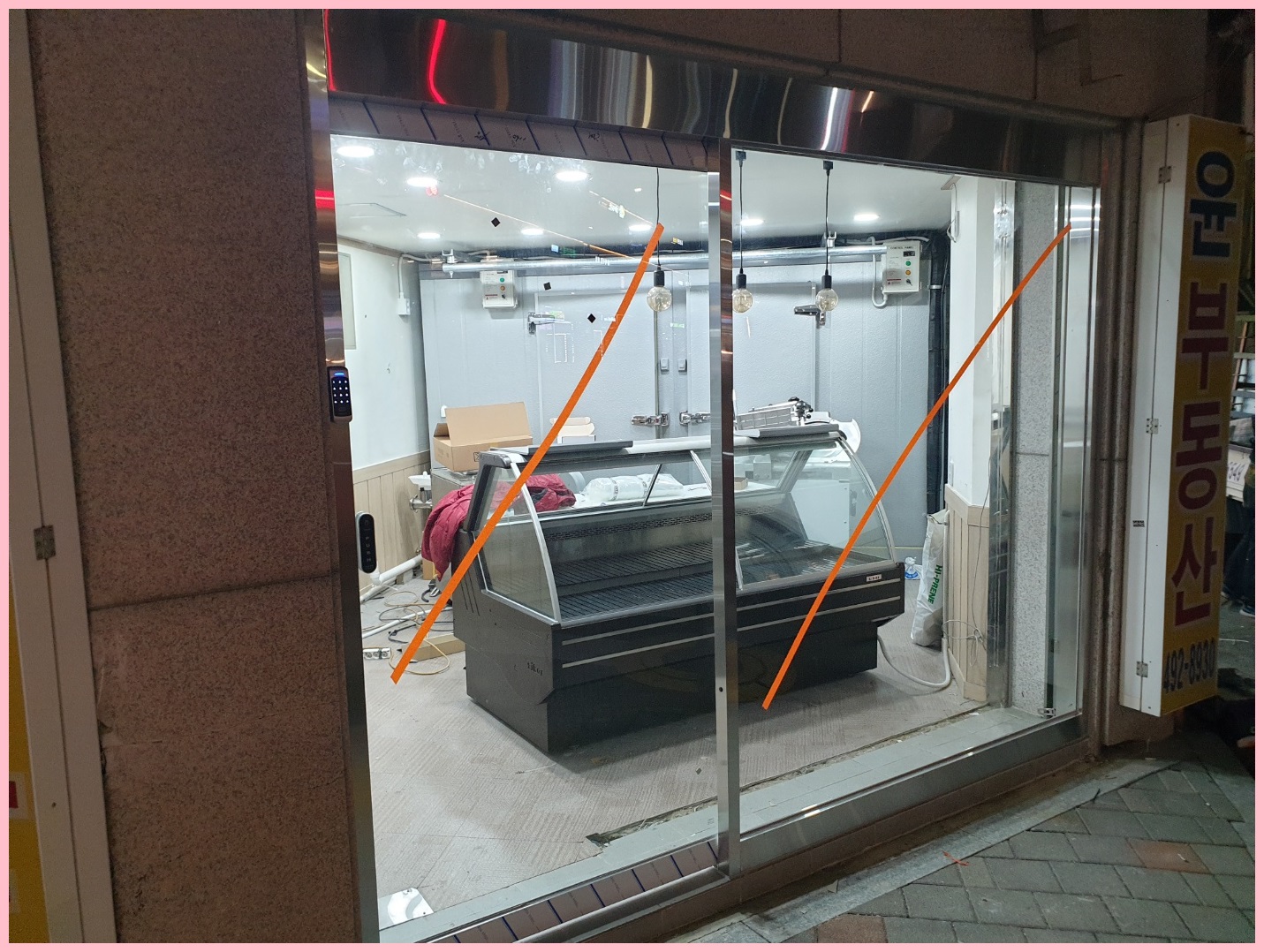 자동문 프레임에 맞춰 유리를 시공한 사진