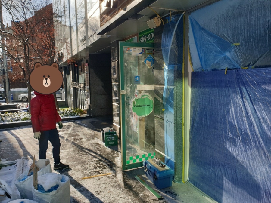 김포 장기동 상가 전면 강화도어 유리문 신규 설치, 깔끔한 유리 시공 후기 새롭게 설치된 김포 상가 강화도어