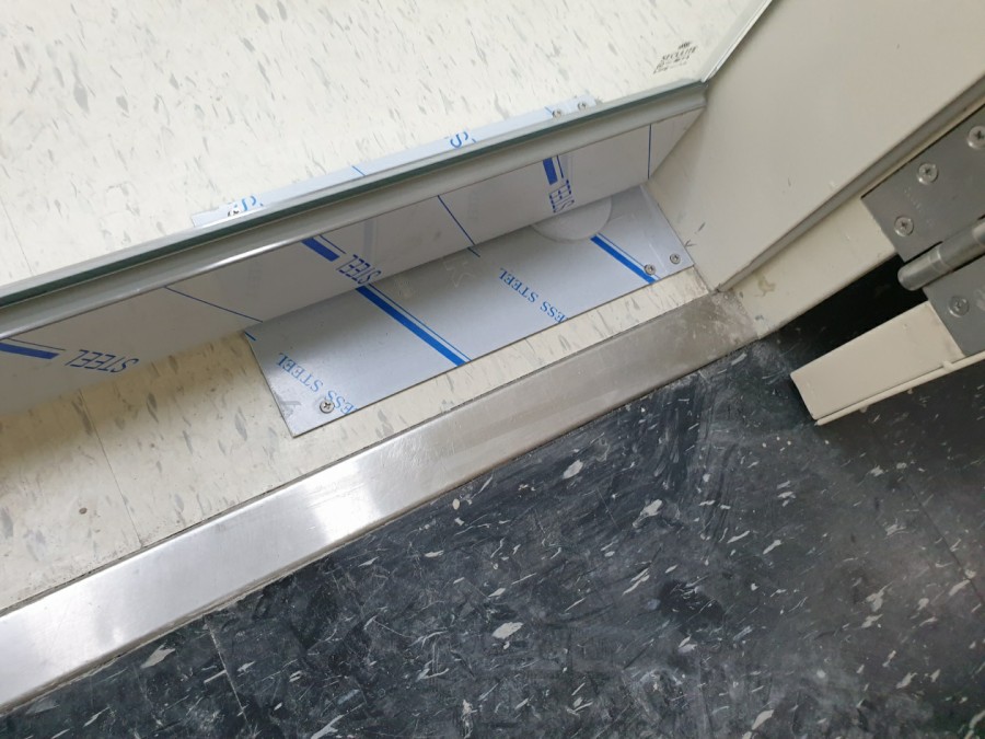 새롭게 설치된 강화유리문과 방화문이 나란히 있는 모습