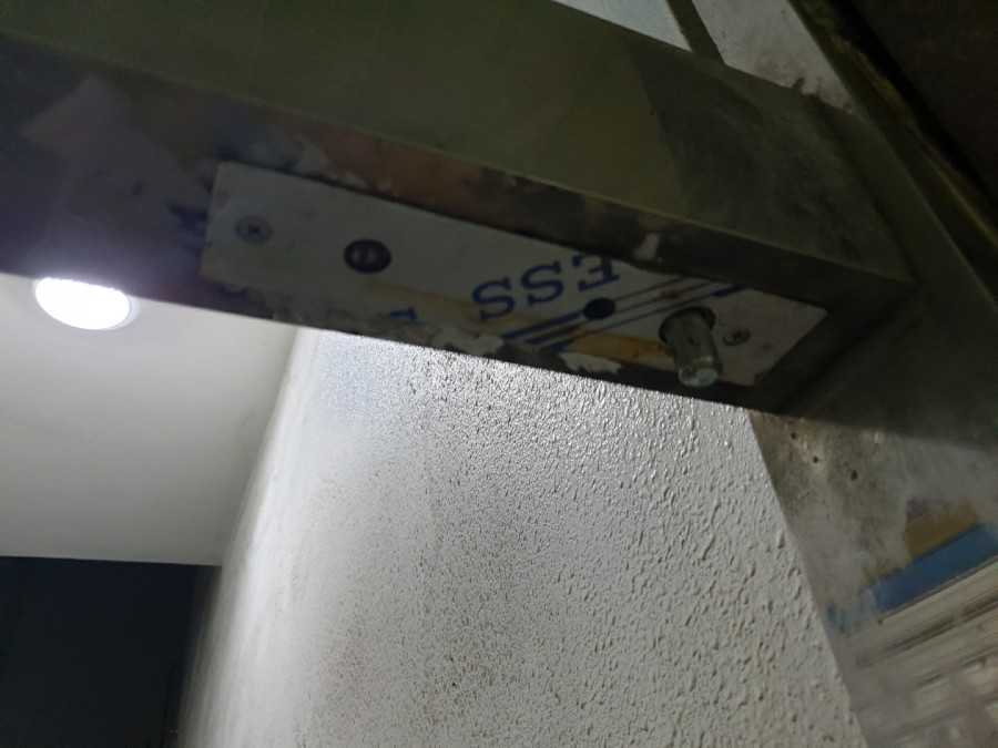 고양시 일산 덕양구 고양동 강화도어 상단 부속 교체 수리 후기 새 부속으로 깔끔하게 교체된 강화도어 상단 모습