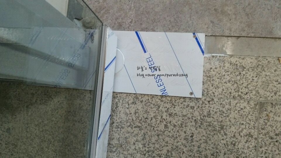 일산 정발산동 상가 출입문 고장 - 강화도어 및 힌지 전체 교체 후기 새로운 상가네모 강화도어로 교체 시공된 모습