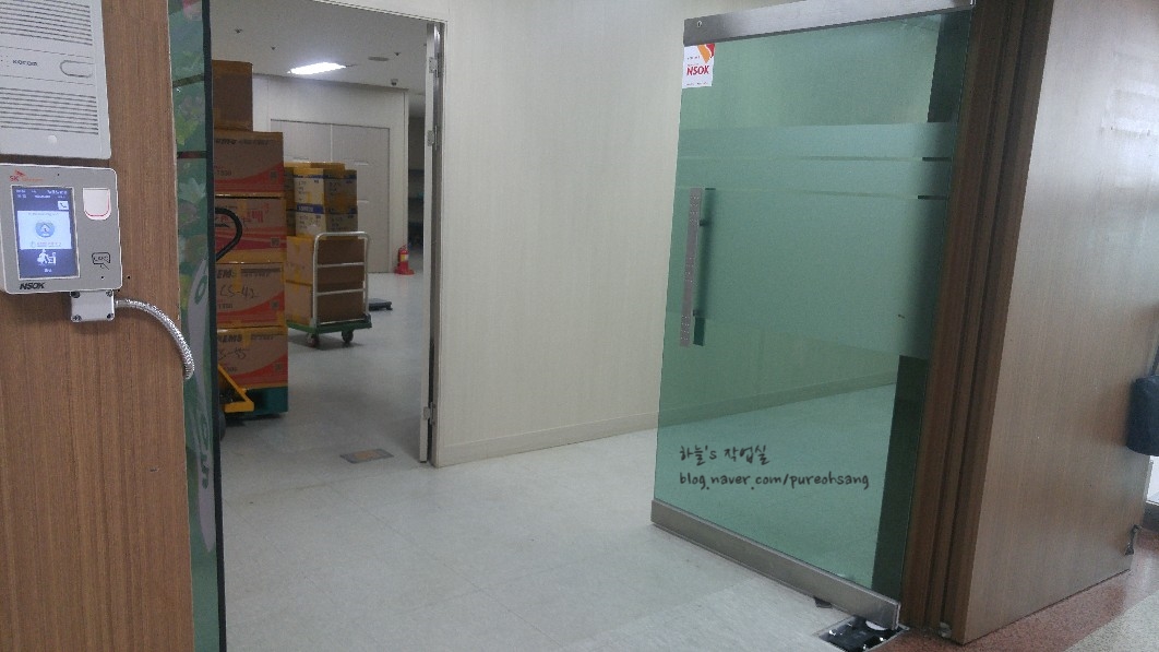 일산 정발산동 사무실 강화도어, 쿵! 닫히는 문 힌지 교체 후기 문의 수평과 수직을 맞추는 중