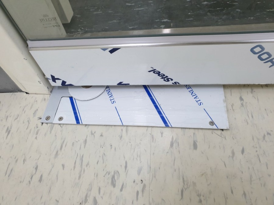 양개도어의 한쪽 문 설치가 완료된 모습