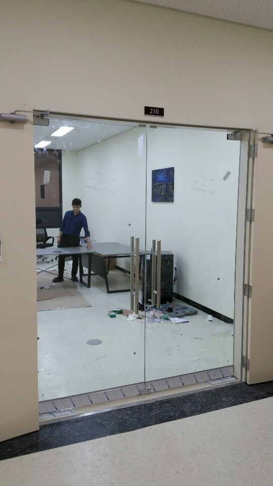 시공 완료 후 외부 복도에서 촬영한 나인세무회계 사무실 전경