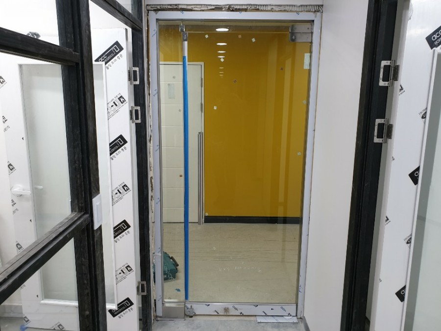 일산 정발산동 상가 유리문 수리 대신 새 강화도어 시공 후기 현장 상황에 맞춰 최적화된 유리문 시공