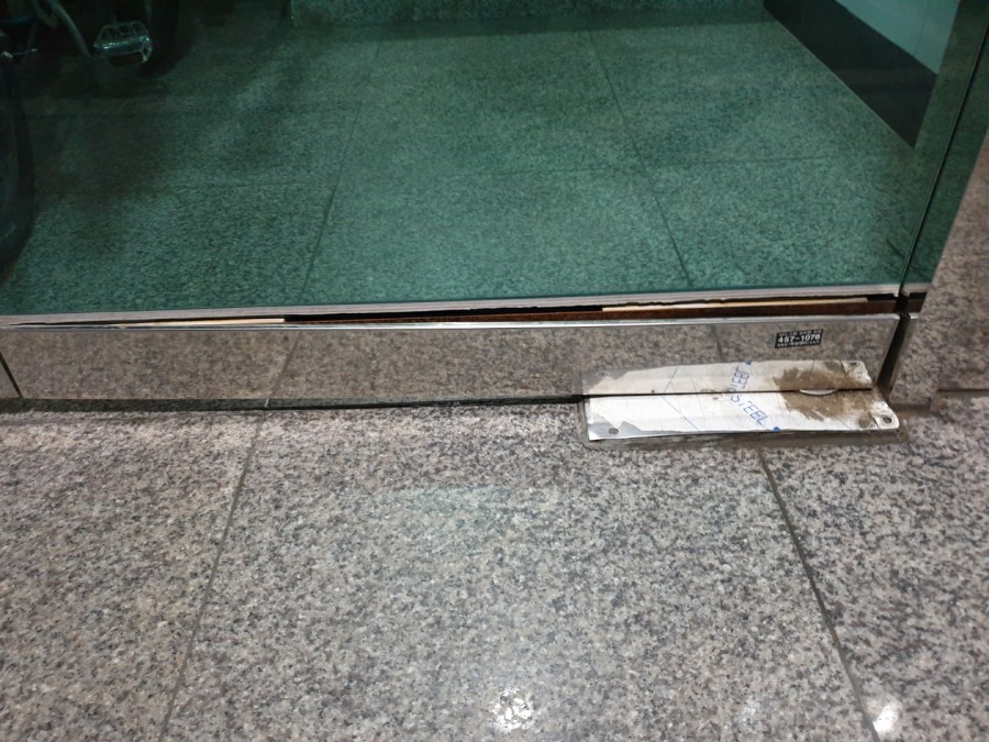 고양시 덕양구 고양동 빌라 출입문 강화도어 설치 - 빌라 출입문 하부 H바 교체 후기 기존의 파손된 H바를 철거하는 일산 강화도어 수리 과정