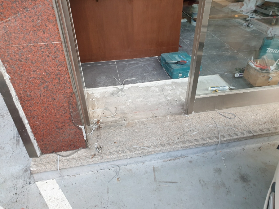 김포 장기동 강화도어 시공, 인테리어 후 높아진 바닥 문 높이 조절 후기 높이가 조절된 강화도어 상부 프레임