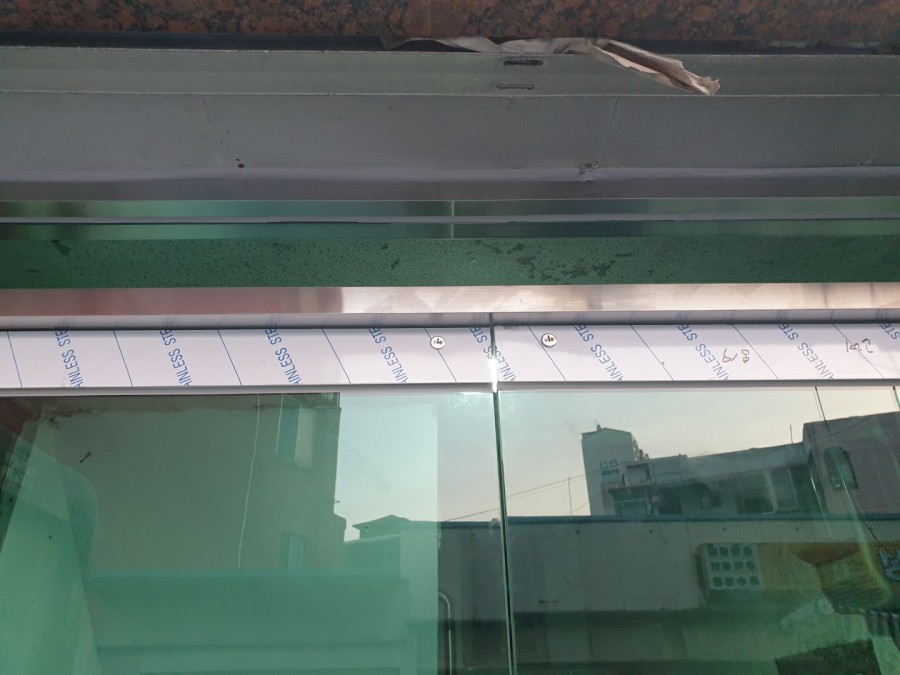 일산 고양시 덕양구 빌라 출입문 강화도어 교체, 낡은 출입문 전체 시공 후기 강화도어 문틈 실리콘 마감 작업