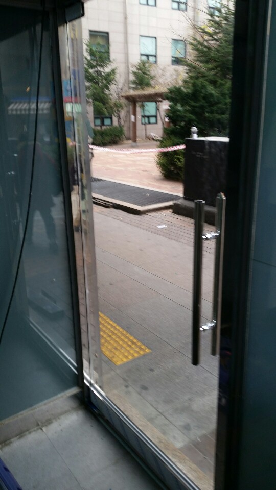 강화도어 하단에 설치된 하보조키 잠금장치 상세 사진