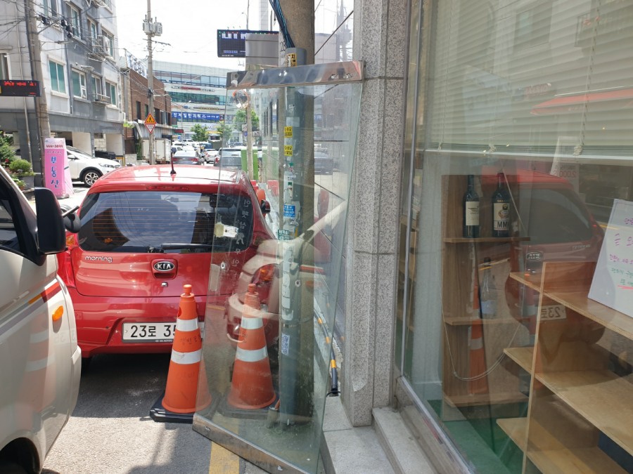 경기도 고양시 덕양구 고양동 매장 출입문 강화도어 유리문 교체 - 낡은 힌지 교체 및 번호키 시공 후기 기존 문을 안전하게 철거하는 강화유리문 교체 작업 시작