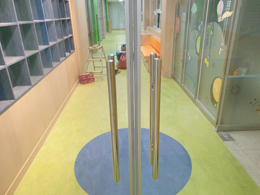 일산 고양시 덕양구 고양동 초등학교 강화도어 설치, 어린이 안전 손보호대까지 시공 후기 튼튼하게 설치된 강화도어 손잡이 디테일