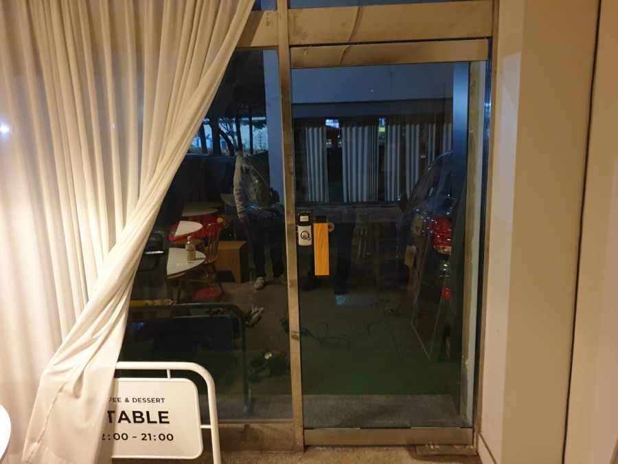 일산 백석동 카페 출입문 강화도어 유리문 수리 바닥 높임 강화도어 시공 후기 상가 유리문 수리 및 신규 시공이 완벽하게 끝난 현장
